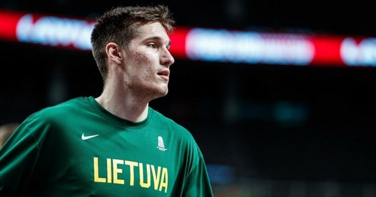 直播入口-前76人签约球员图贝利斯表现高效，10投8中斩获17分7篮板2抢断，正负值达+4